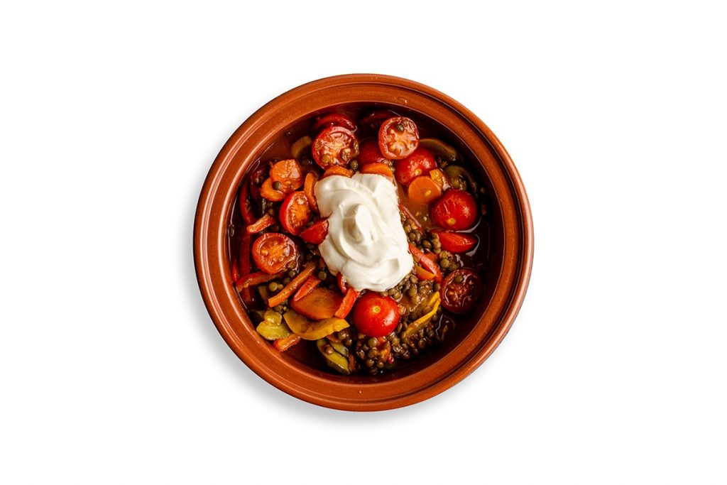 Vegetarische Tajine mit Linsen, Cherryomaten und Joghurt